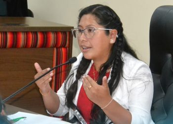 La alcaldesa de El Alto durante una conferencia de prensa. Foto: Eva Copa.