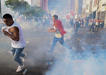 Muere manifestante en enfrentamiento con policías en Arquipa, Perú.