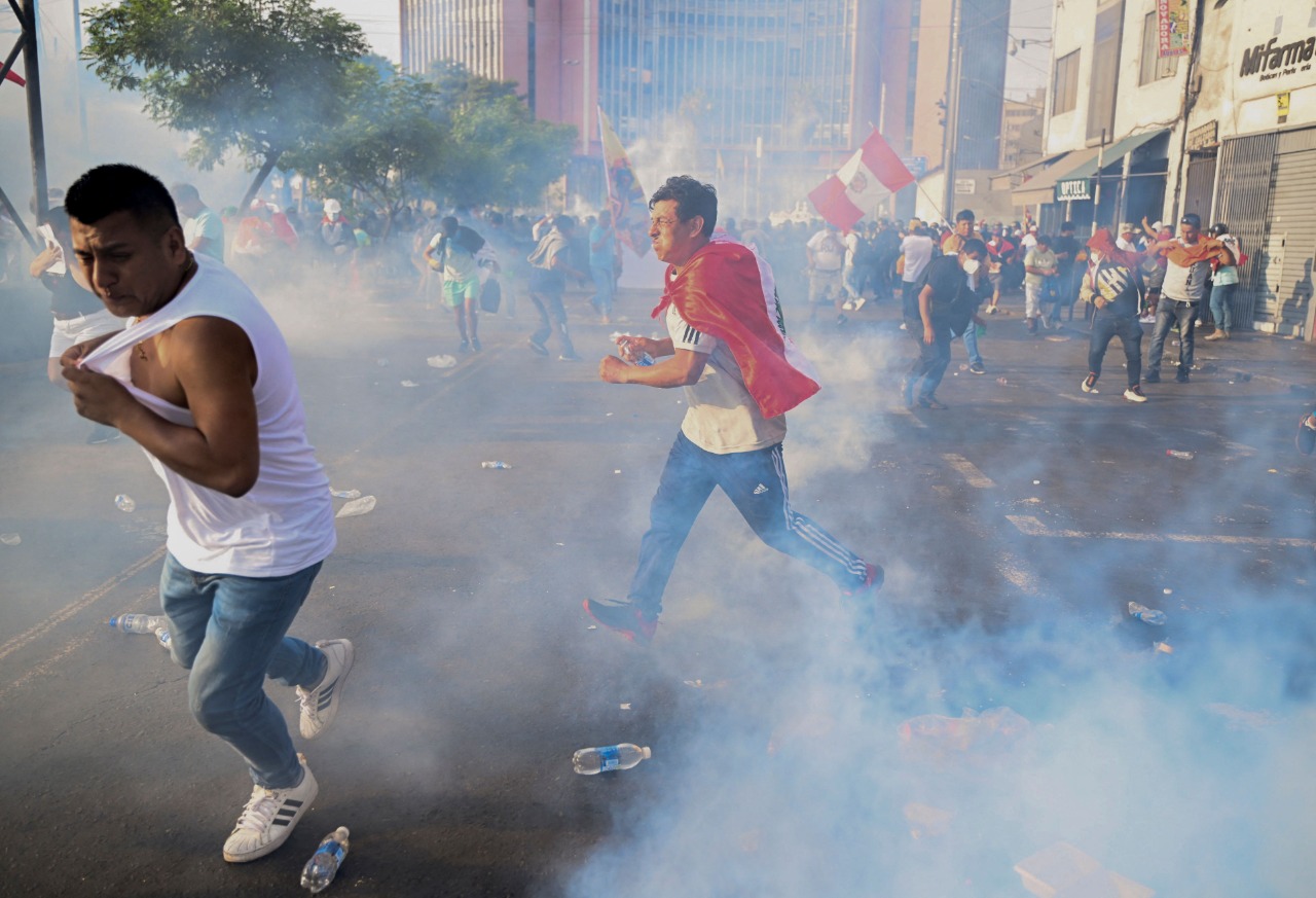 Muere manifestante en enfrentamiento con policías en Arquipa, Perú.