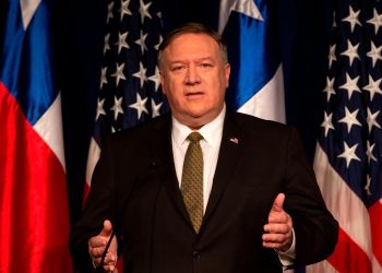 Pompeo asegura que Trump le ordenó no hablar de China y la COVID-19.