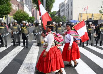 Despliegue masivo de policías en anticipo de nuevas protestas en Lima.