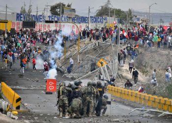 Miles manifiestan en Lima pidiendo renuncia de presidenta de Perú.