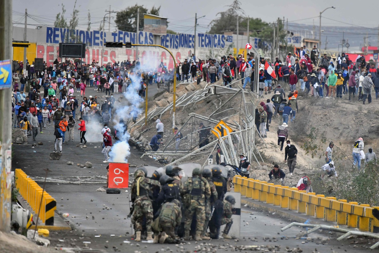 Miles manifiestan en Lima pidiendo renuncia de presidenta de Perú.