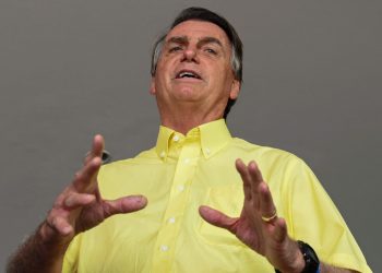 El equipo legal de Bolsonaro pide que no incluya el borrador de golpe.