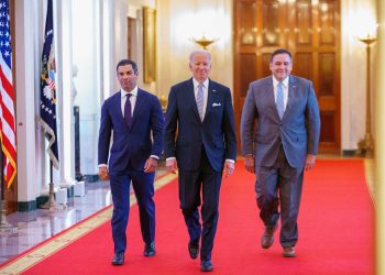 Biden y el líder republicano acuerdan reunirse para discutir deuda.