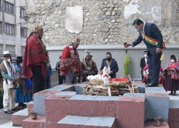 Una ceremonia ancestral con la presencia de las autoridades de Estado. Foto: Rodwy Cazón.