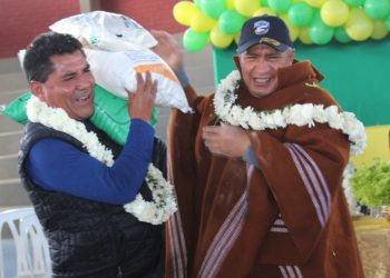 El ministro Novillo durante la entrega ayuda humanitaria. Foto: Ministerio de Defensa.
