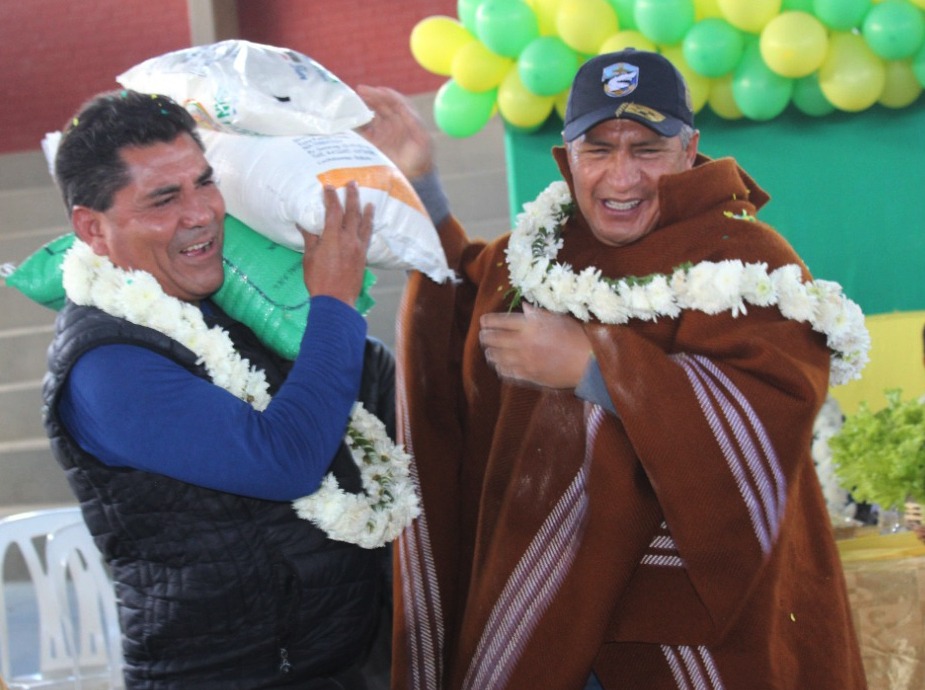 El ministro Novillo durante la entrega ayuda humanitaria. Foto: Ministerio de Defensa.