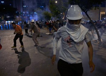 Líder sindical llama a continuar protestas hasta lograr renuncia de Boluarte.