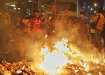 Un muerto en enfrentamientos con la policía en Perú; queman comisaría.