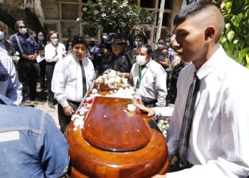 Decenas de personas le dan el último adiós al ‘P´ajla’ Xavier Albó en Cochabamba