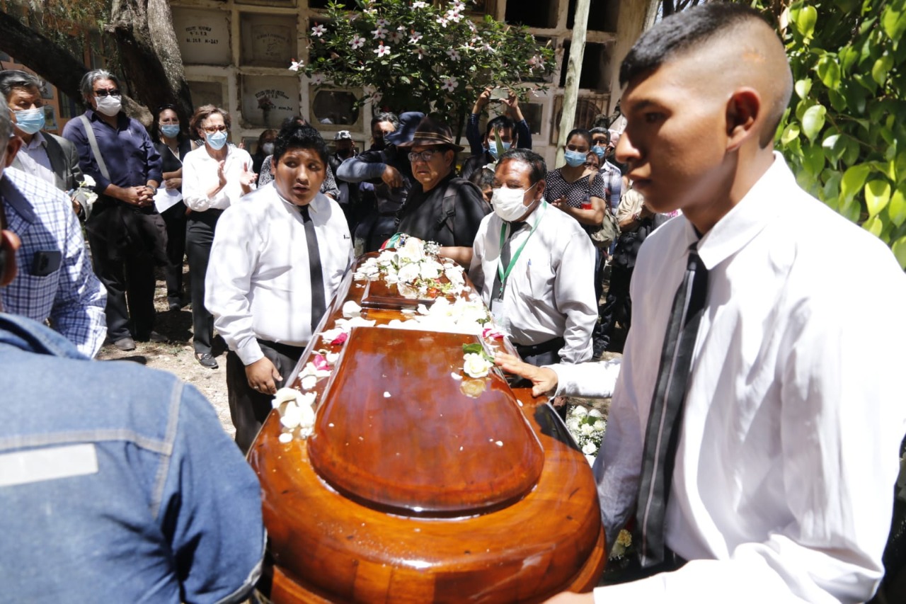 Decenas de personas le dan el último adiós al ‘P´ajla’ Xavier Albó en Cochabamba