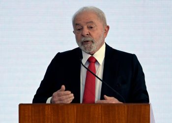 Lula destituye al jefe del Ejército de Brasil.