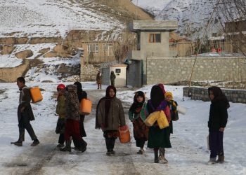 Ola de frío deja casi 90 muertos y más de 40.000 niños hospitalizados.