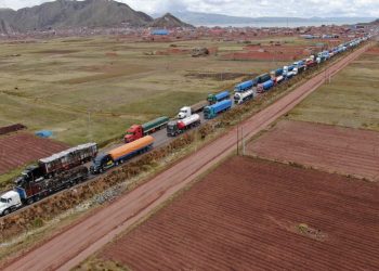 Viceministro confirma que 800 camiones bolivianos están parados en territorio peruano