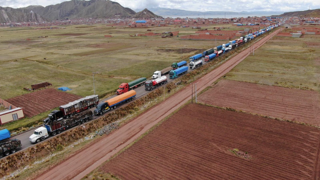 Viceministro confirma que 800 camiones bolivianos están parados en territorio peruano
