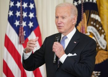 Biden anuncia medidas para facilitar medicamentos y protección a las solicitantes de aborto