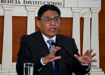 El ministró Iván Lima durante una conferencia de prensa. Foto: APG.