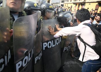 En medio de protesta por ‘injerencia’, Arce expresa consternación por fallecidos en Perú