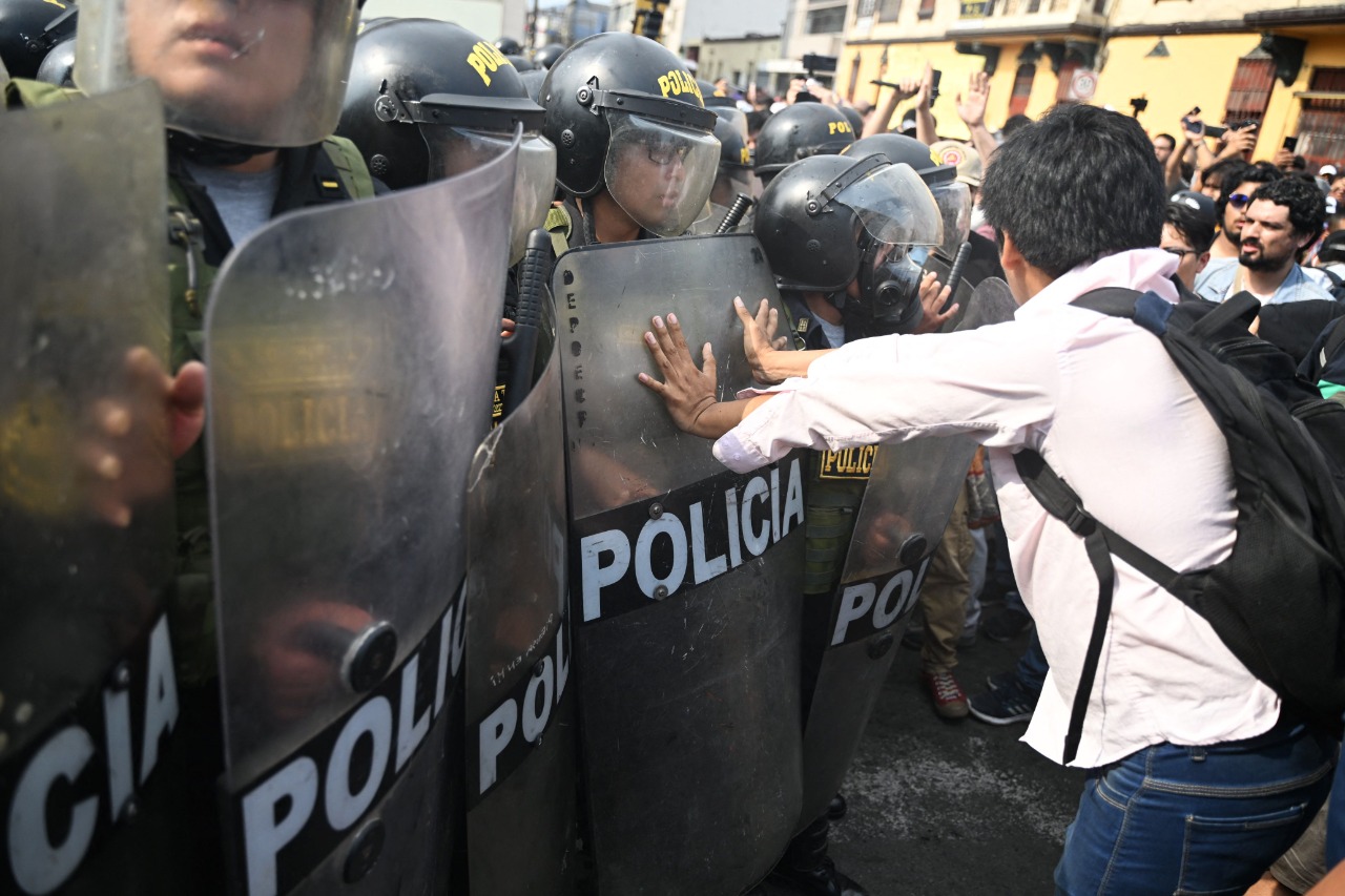 En medio de protesta por ‘injerencia’, Arce expresa consternación por fallecidos en Perú