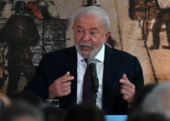 Lula alerta que las 'tentaciones autoritarias' amenazan la democracia.