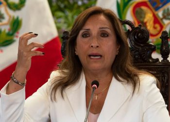 Boluarte llama al Congreso de Perú a acelerar el adelanto de elecciones.