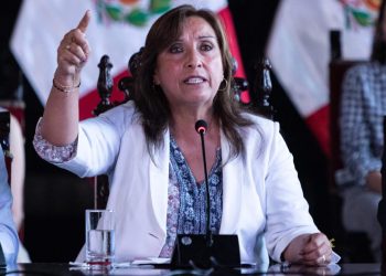 Congresistas presentan una moción de censura contra la presidenta de Perú.