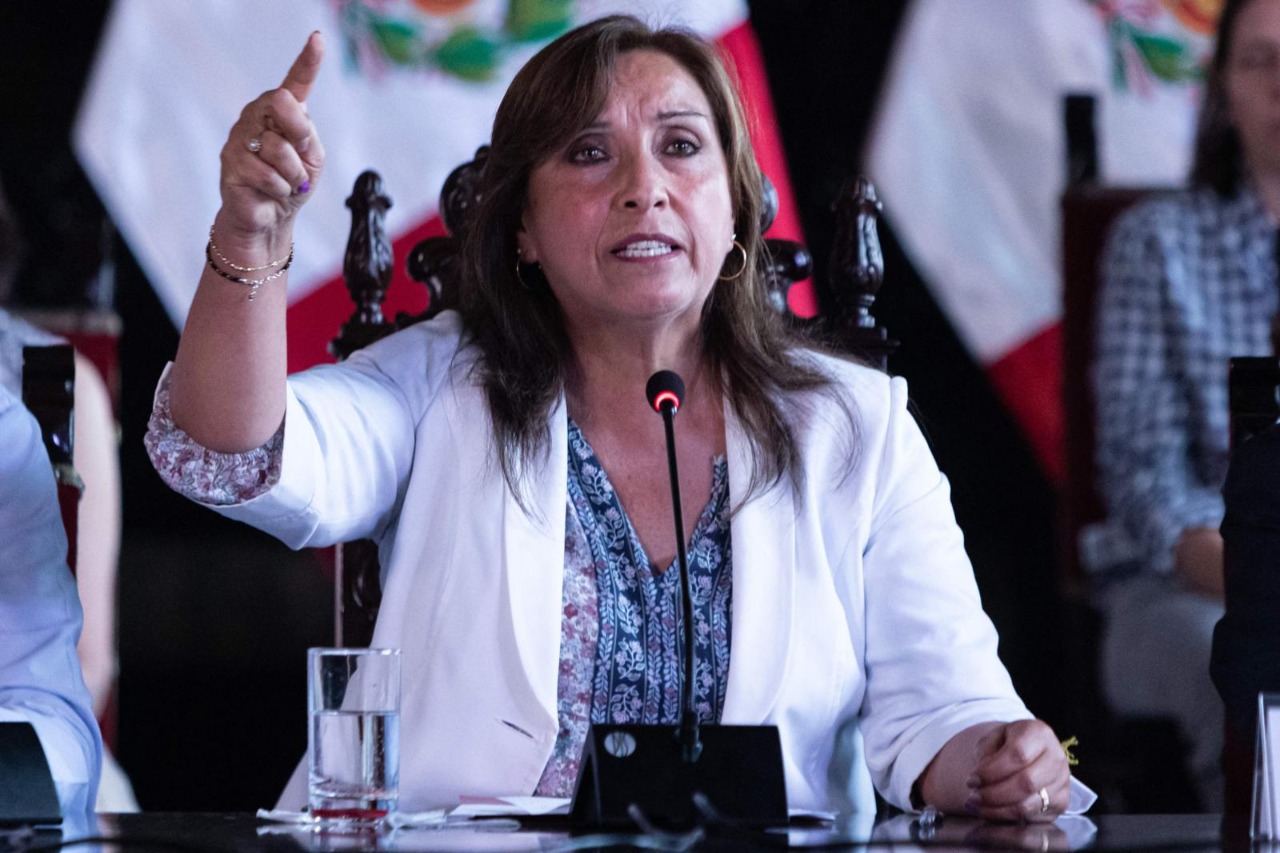 Congresistas presentan una moción de censura contra la presidenta de Perú.