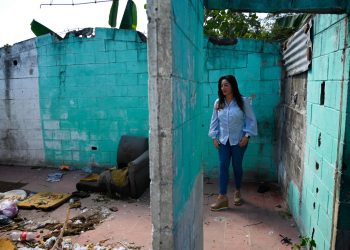 Miles de familias recuperan casas usurpadas por pandillas en El Salvador.