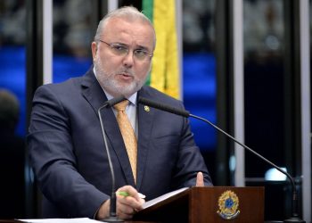 Designan a aliado de Lula nuevo presidente de Petrobras.
