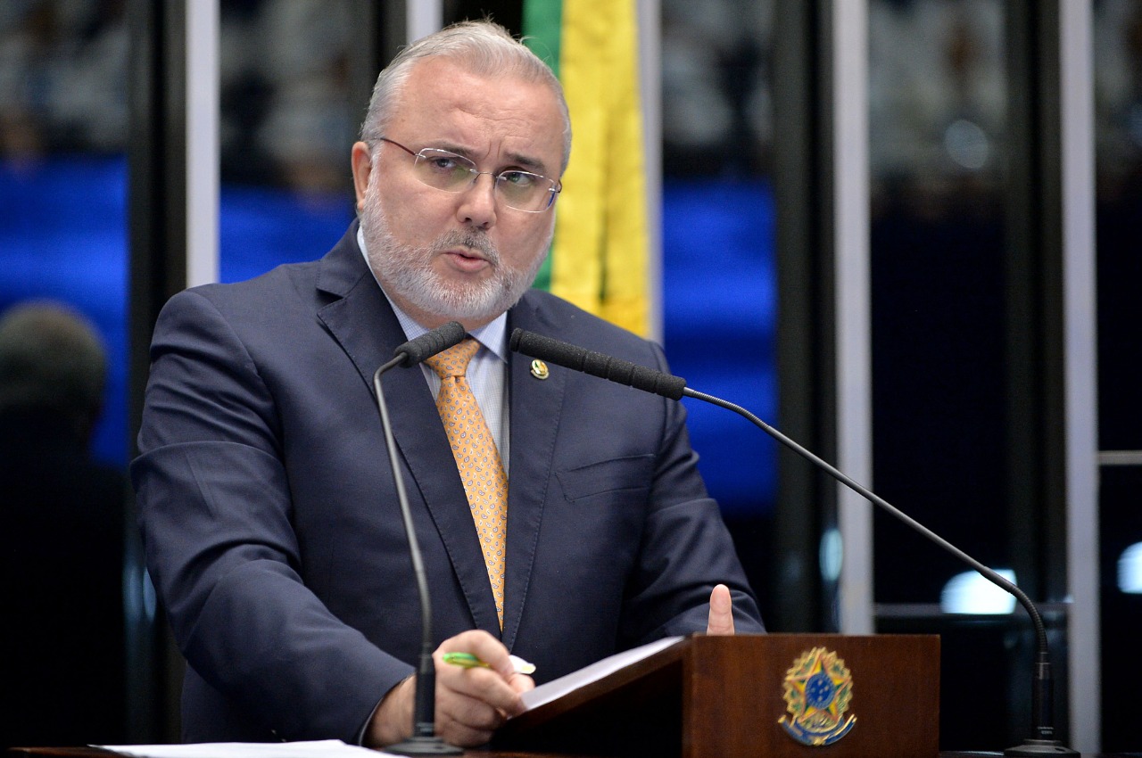 Designan a aliado de Lula nuevo presidente de Petrobras.