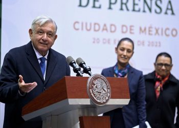 Obrador carga contra la ONU y la UE por su 'silencio' ante la situación en Perú.