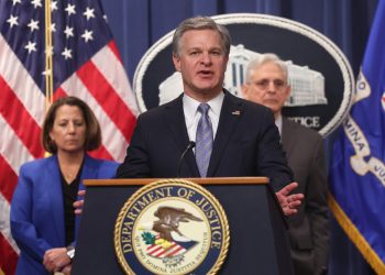El FBI recrimina a Trump y Biden por no ser más 'conscientes' de las normas sobre el uso de material confidencial.