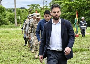 El Ministro de Gobierno durante el inicio de tareas de erradicación de coca excedentaria. Foto: Facebook Eduardo del Castillo.