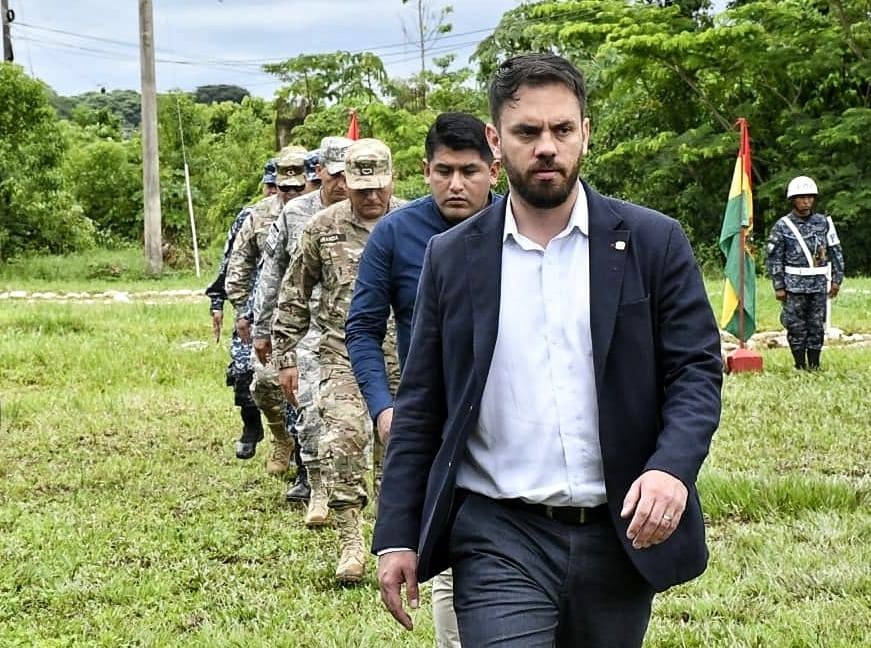 El Ministro de Gobierno durante el inicio de tareas de erradicación de coca excedentaria. Foto: Facebook Eduardo del Castillo.