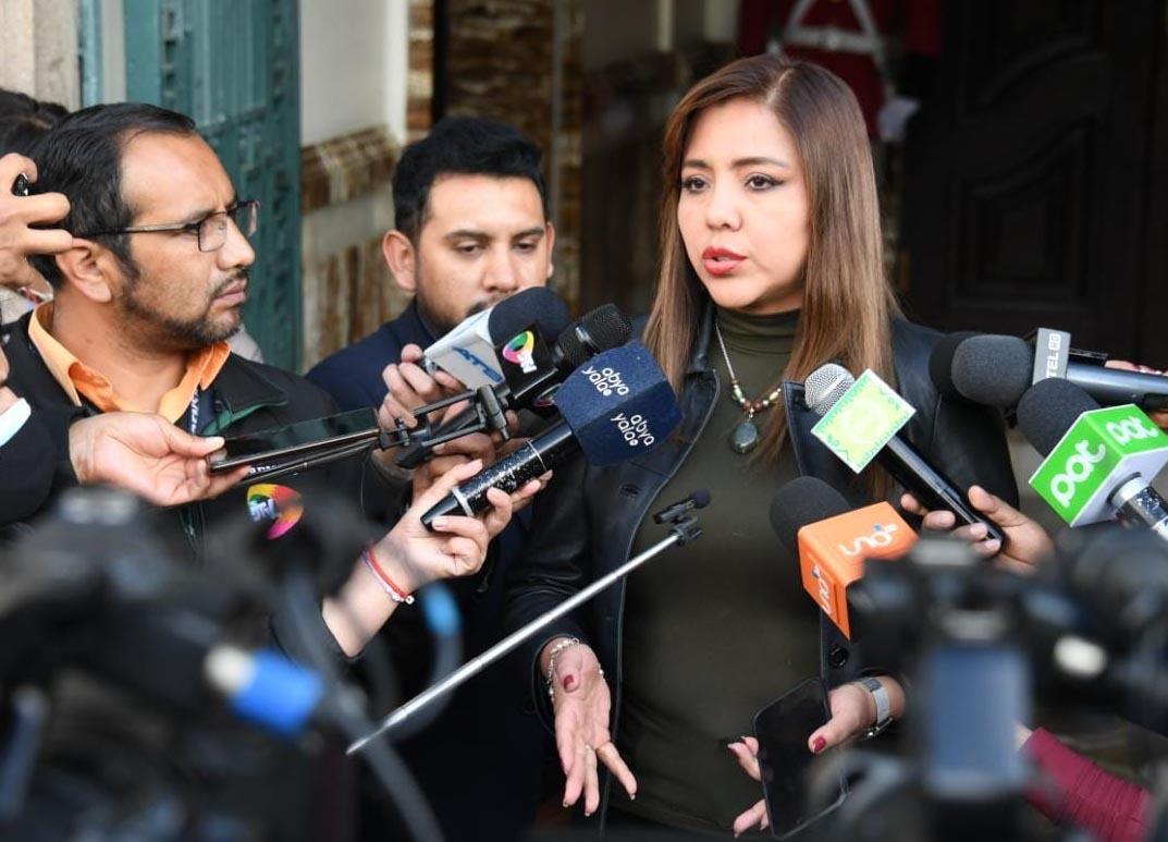 La Viceministra de Comunicación en contacto con los medios. Foto: ABI.