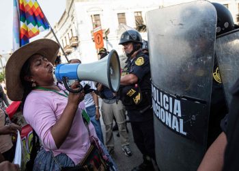 Manifestantes enfrentan a policía en Perú y bloqueos causan escasez.