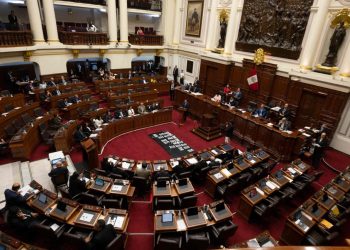 Congreso de Perú da 'luz verde' a reconsiderar el adelanto de las elecciones presidenciales a 2023.