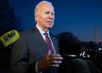Biden anuncia el envío de equipos adicionales de rescate a Turquía.