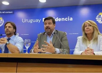 Ministro renuncia tras reconocer que mintió sobre su título universitario.