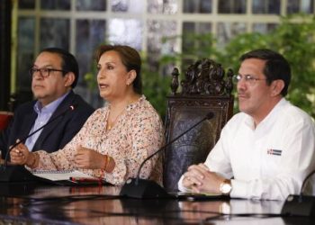 Boluarte anuncia reforma constitucional si no aprueba las elecciones.