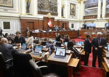 Parlamento de Perú suspende debate de adelanto de elecciones.