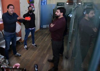 Los abogados de Camacho en dependencias policiales. Foto: APG.