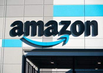 Juez determina que Amazon violó la ley en su campaña antisindical.