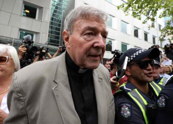 Iglesia australiana vela a cardenal polarizante pese a protestas.