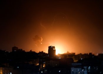 Israel ataca Gaza en represalia por el lanzamiento de cohetes.