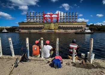Llega a Cuba nueva plataforma flotante de electricidad.