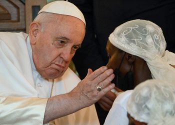 El Papa clama 'vergüenza' por las 'fuerzas externas e internas'.