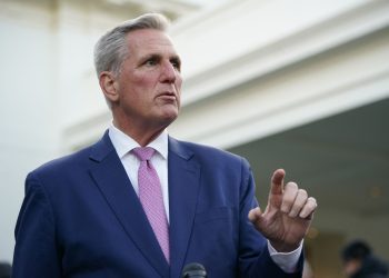 Avanza diálogo entre Biden y McCarthy sobre tope de la deuda de EEUU.