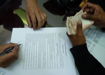 Madre e hijo que se dedicaban a estafar en redes sociales, ofreciendo un anticrético en $us 10.000 en la avenida Armentia.
